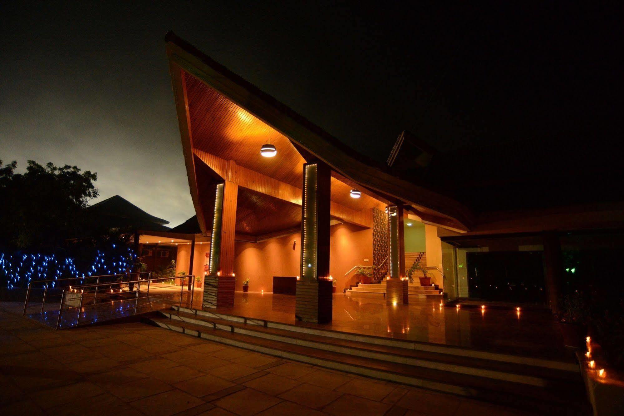 Palm Green Club Resort Jetalpur Bagian luar foto