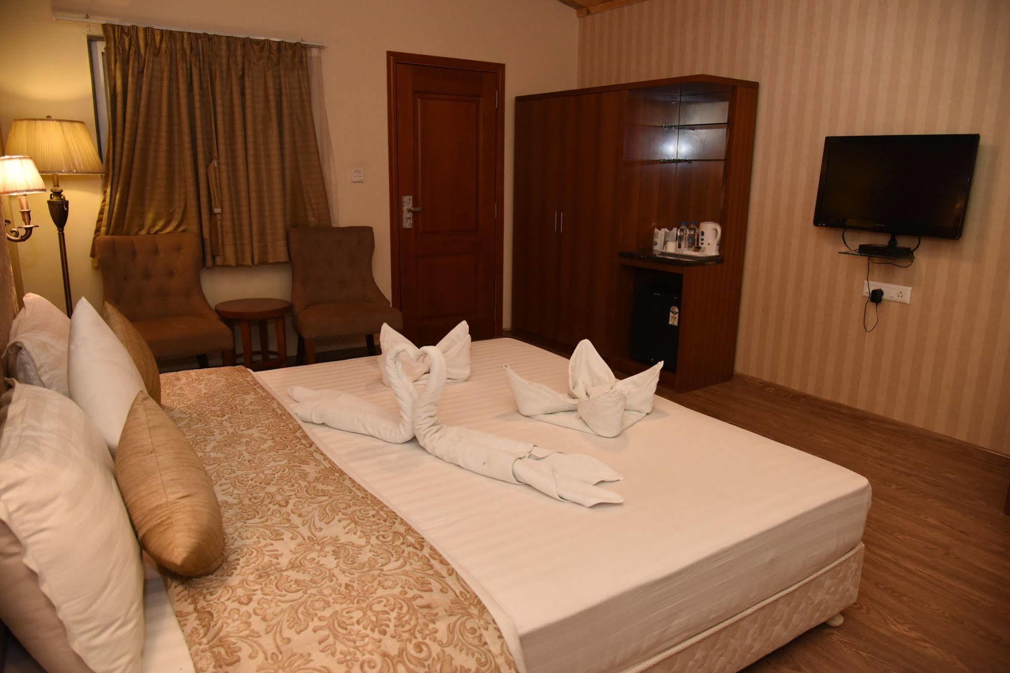 Palm Green Club Resort Jetalpur Bagian luar foto