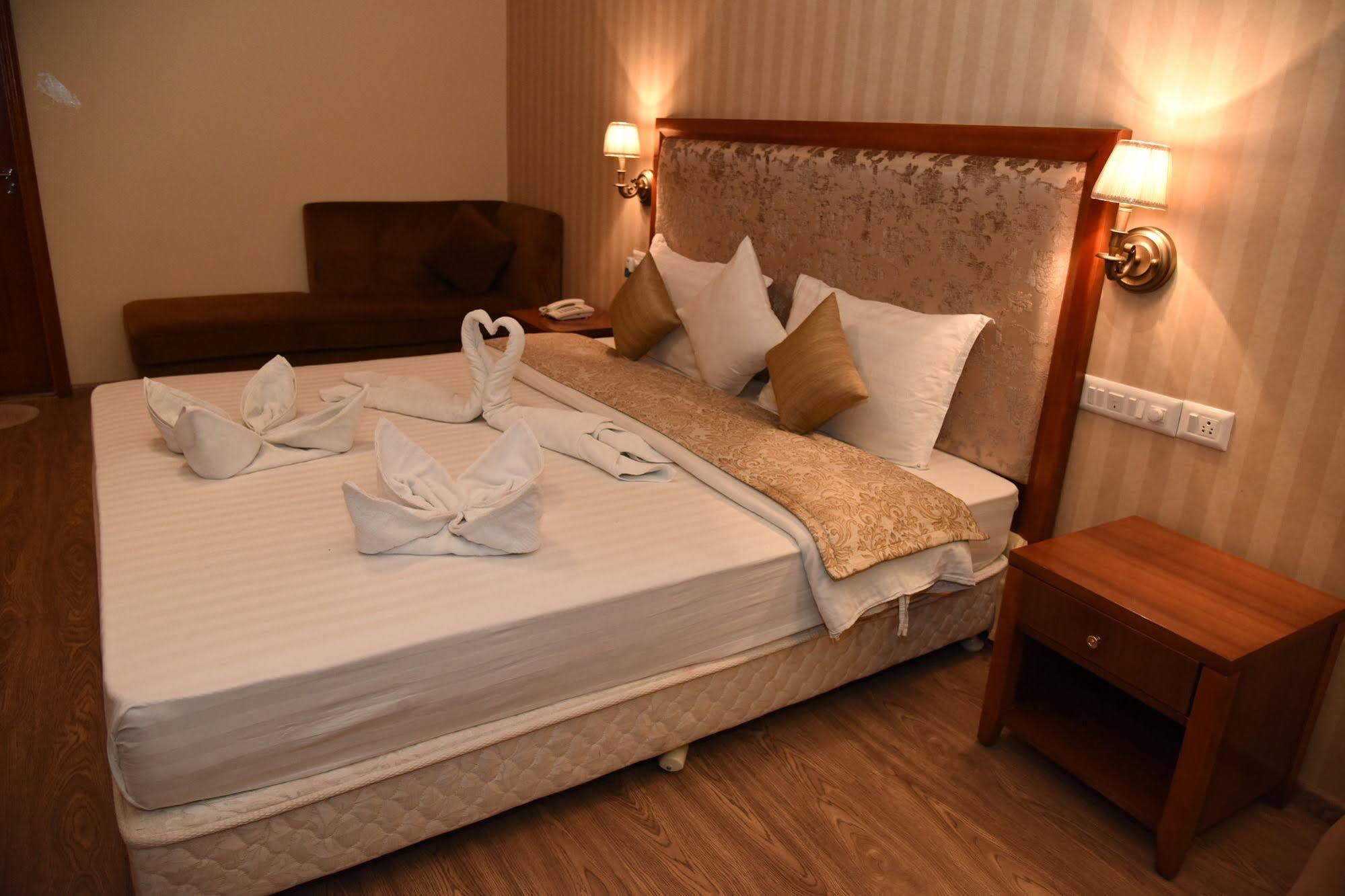 Palm Green Club Resort Jetalpur Bagian luar foto