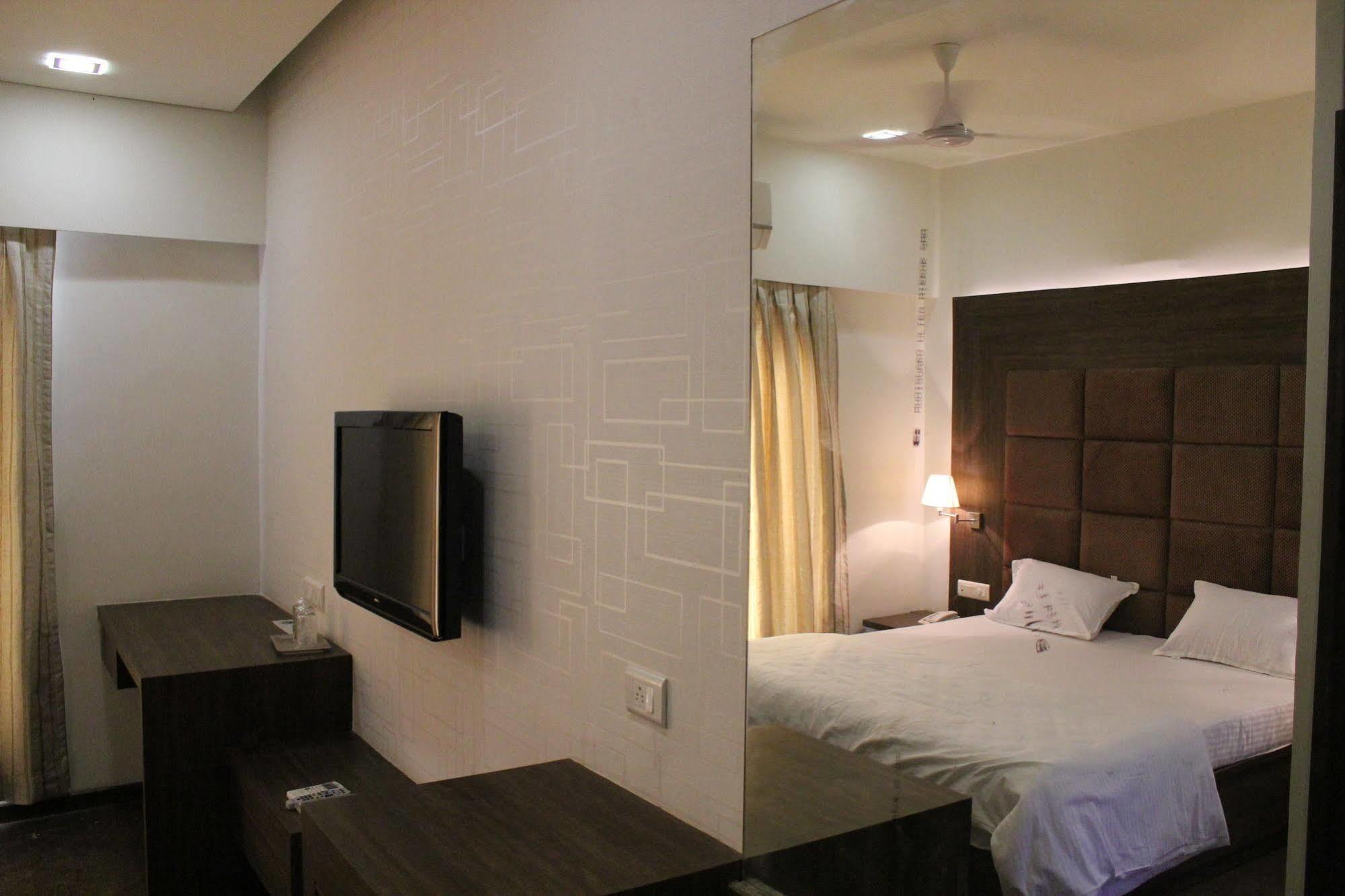 Palm Green Club Resort Jetalpur Bagian luar foto