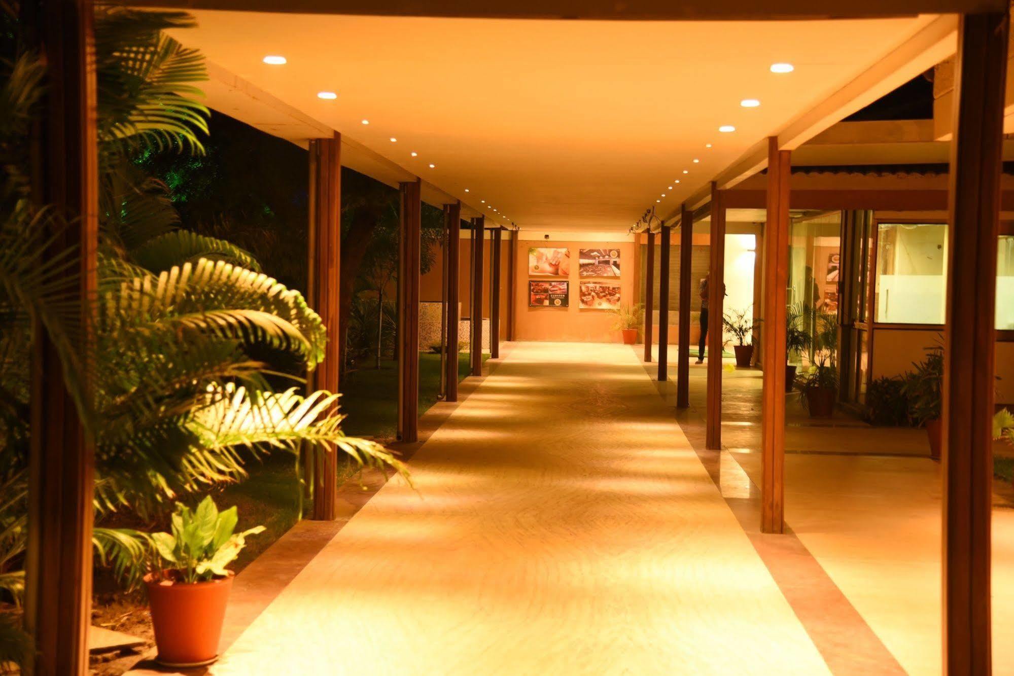 Palm Green Club Resort Jetalpur Bagian luar foto