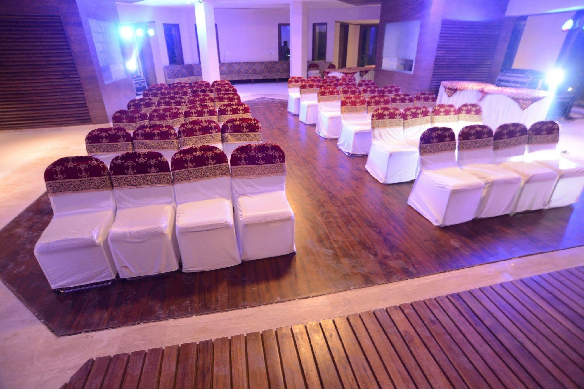 Palm Green Club Resort Jetalpur Bagian luar foto