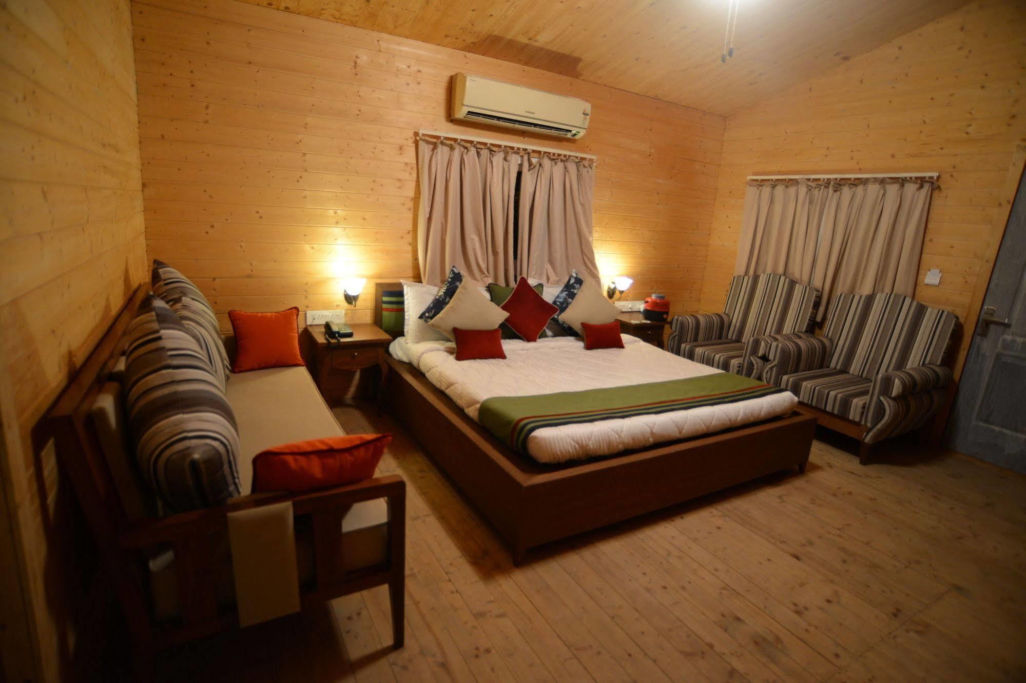 Palm Green Club Resort Jetalpur Bagian luar foto