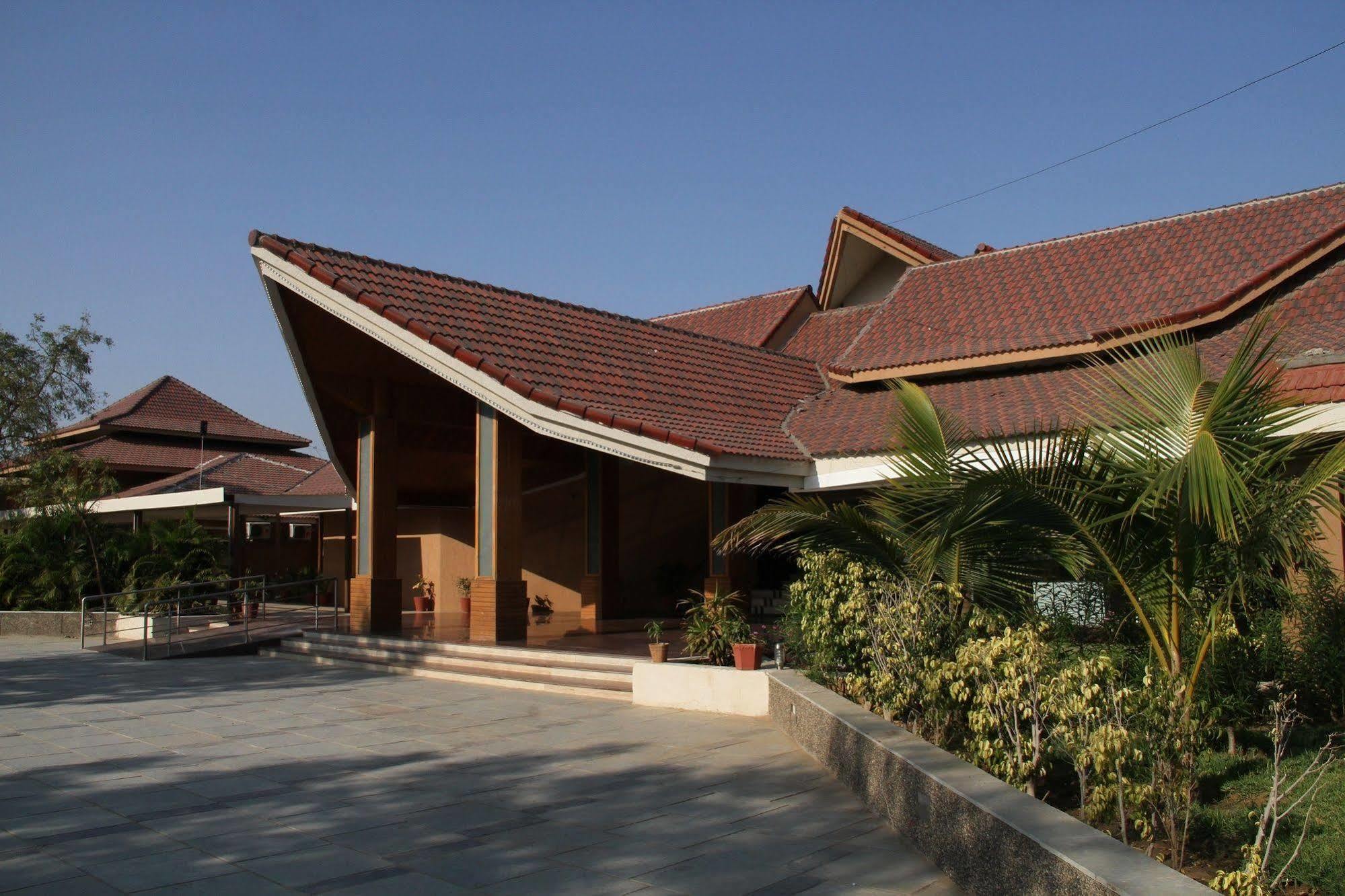 Palm Green Club Resort Jetalpur Bagian luar foto