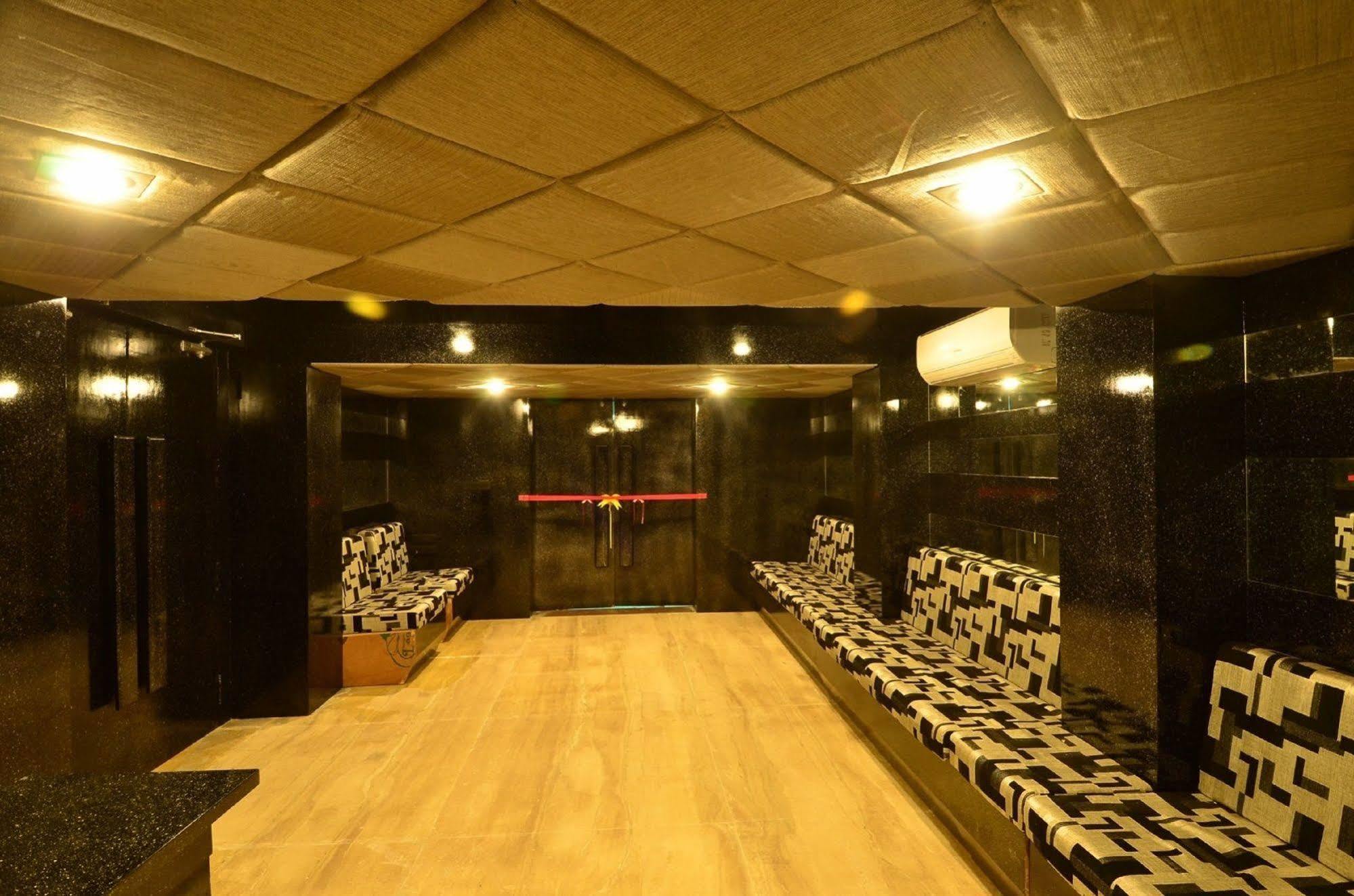 Palm Green Club Resort Jetalpur Bagian luar foto