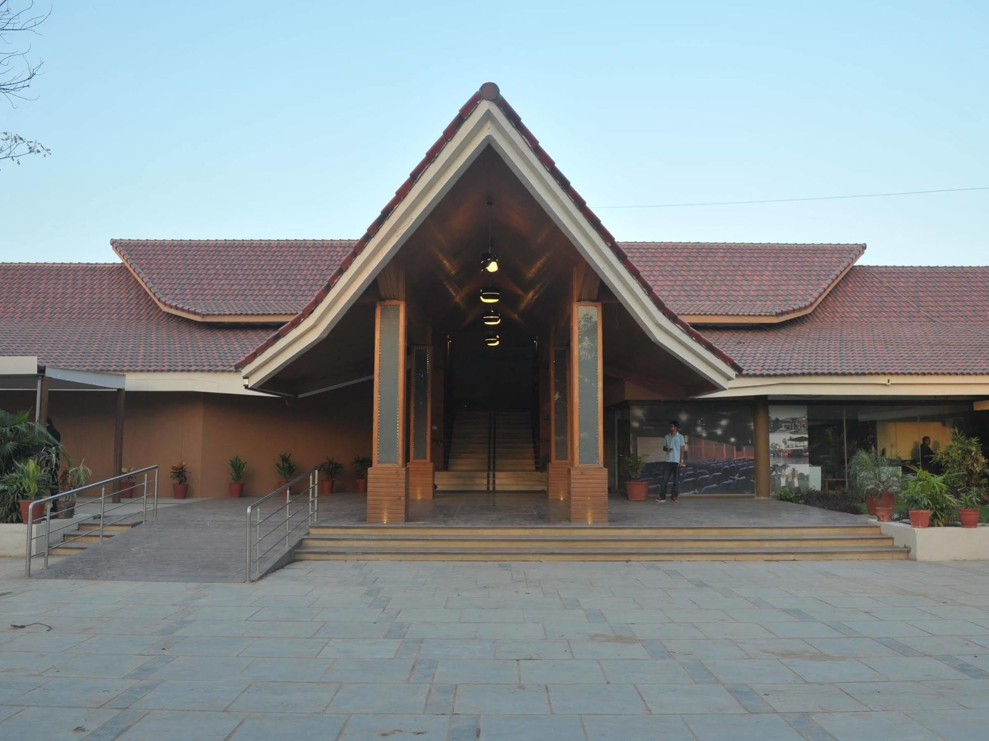 Palm Green Club Resort Jetalpur Bagian luar foto
